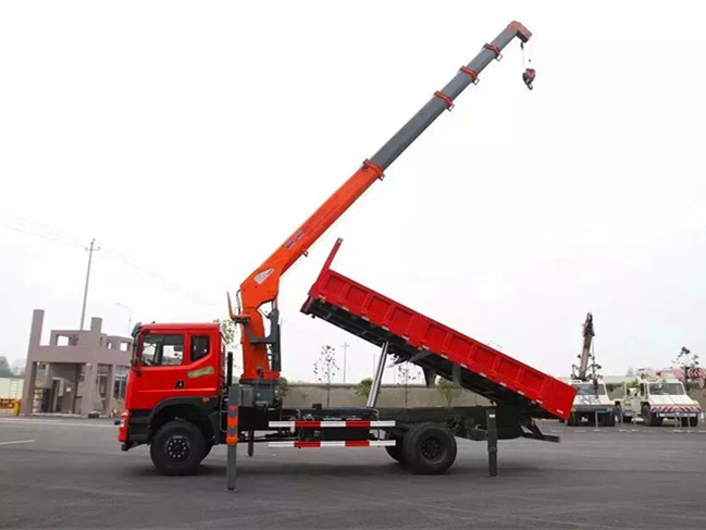 東風(fēng)D701（可裝3.2~8噸吊機）隨車吊