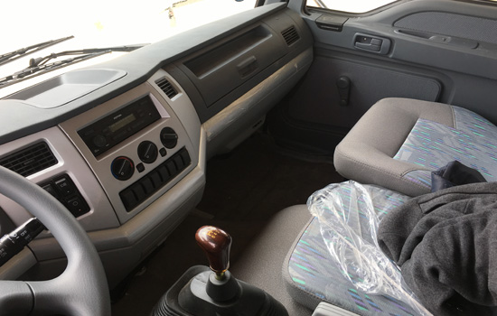 歐曼單橋平板車駕駛室內(nèi)飾