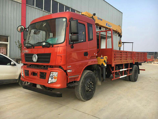 東風(fēng)5.8米貨箱隨車(chē)吊