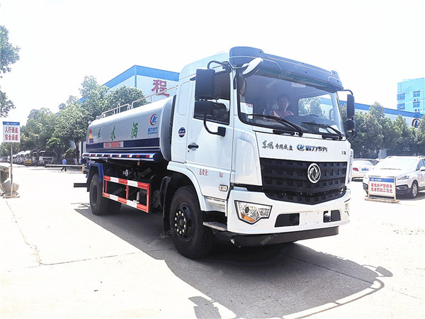 康明斯灑水車多少錢，東風12噸14噸康明斯灑水車參數(shù)表