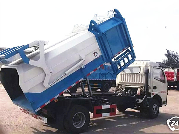 國五東風自裝卸式垃圾車