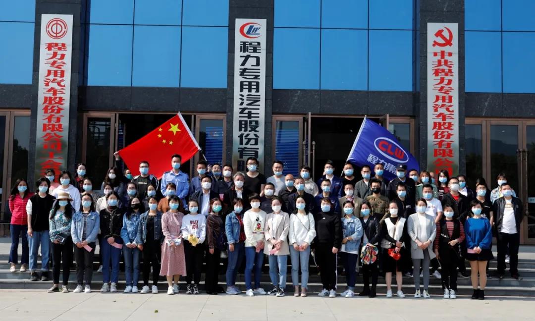 充滿鼓舞和澎湃力量的歌聲中，圓滿完成了宣誓儀式活動